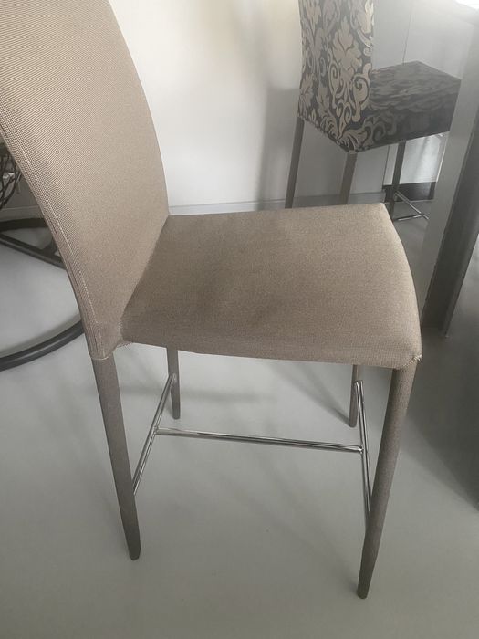 Mesa alta e 4 cadeiras