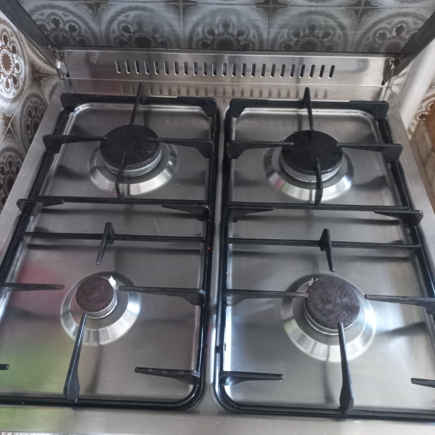 Fogão a gás com forno de 2 funções ( gás e eletricidade)  .