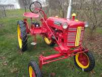 zabytkowy traktor Farmall Cub