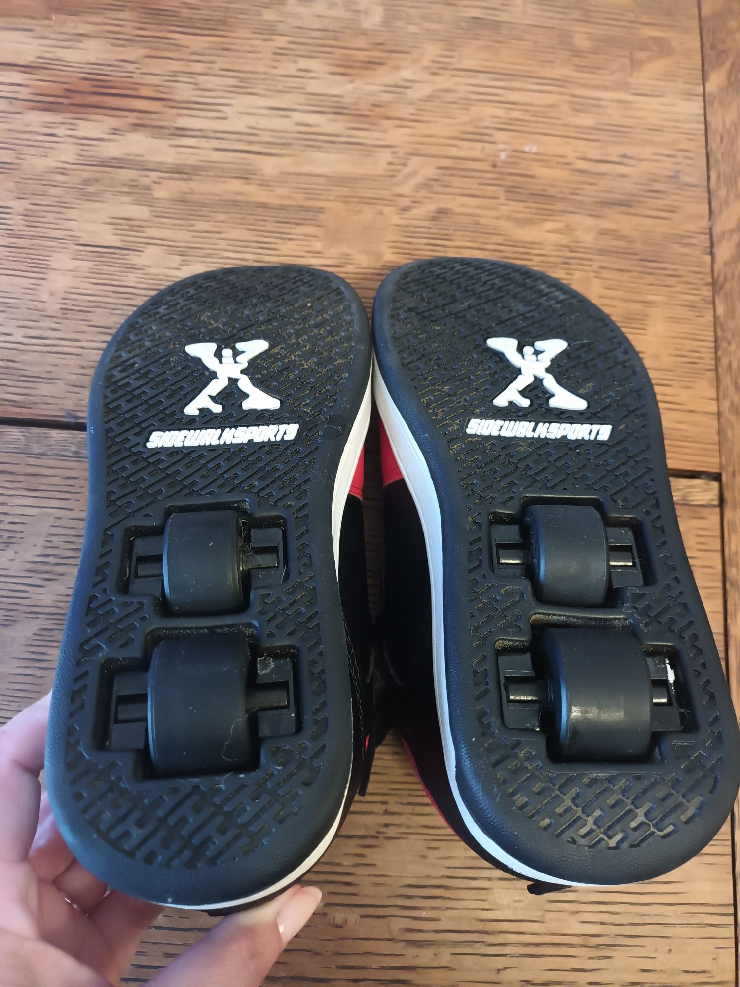 Buty z kółkami r 33