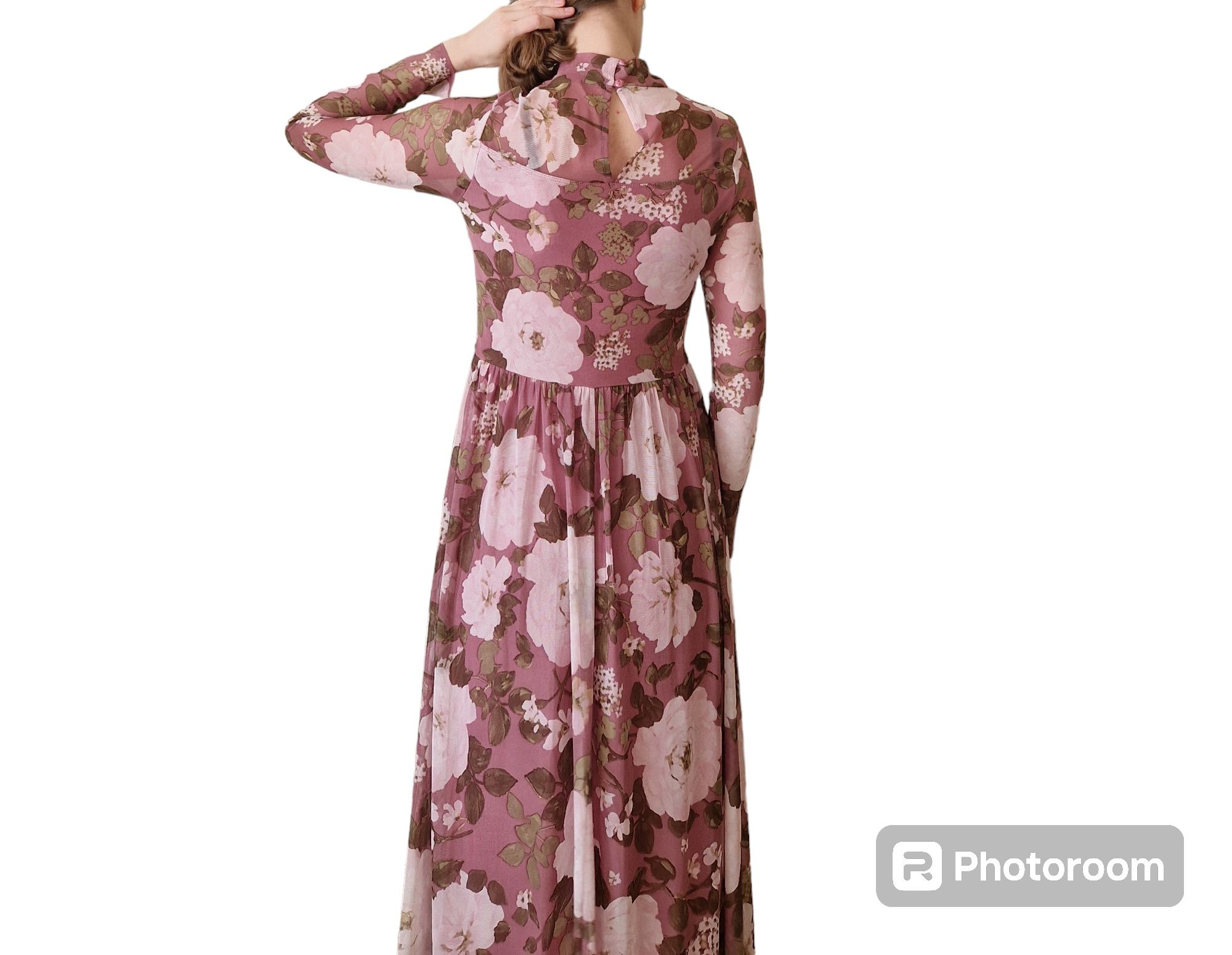 Pudrowa maxi sukienka kwiaty stójka długi rękaw siateczkowa
