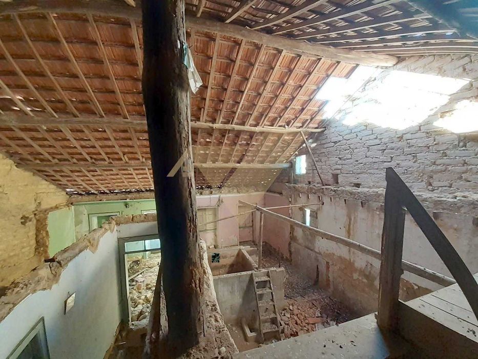 Moradia para restauro localizada em Casal do Bolho Cantanhede