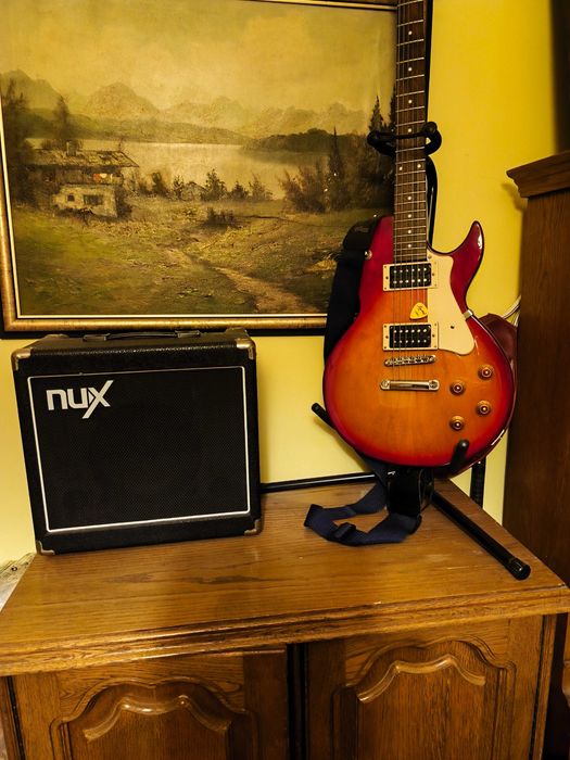 Sprzedam elektryczną gitarę CORT CR100 ze wzmacniaczem i wyposażeniem.