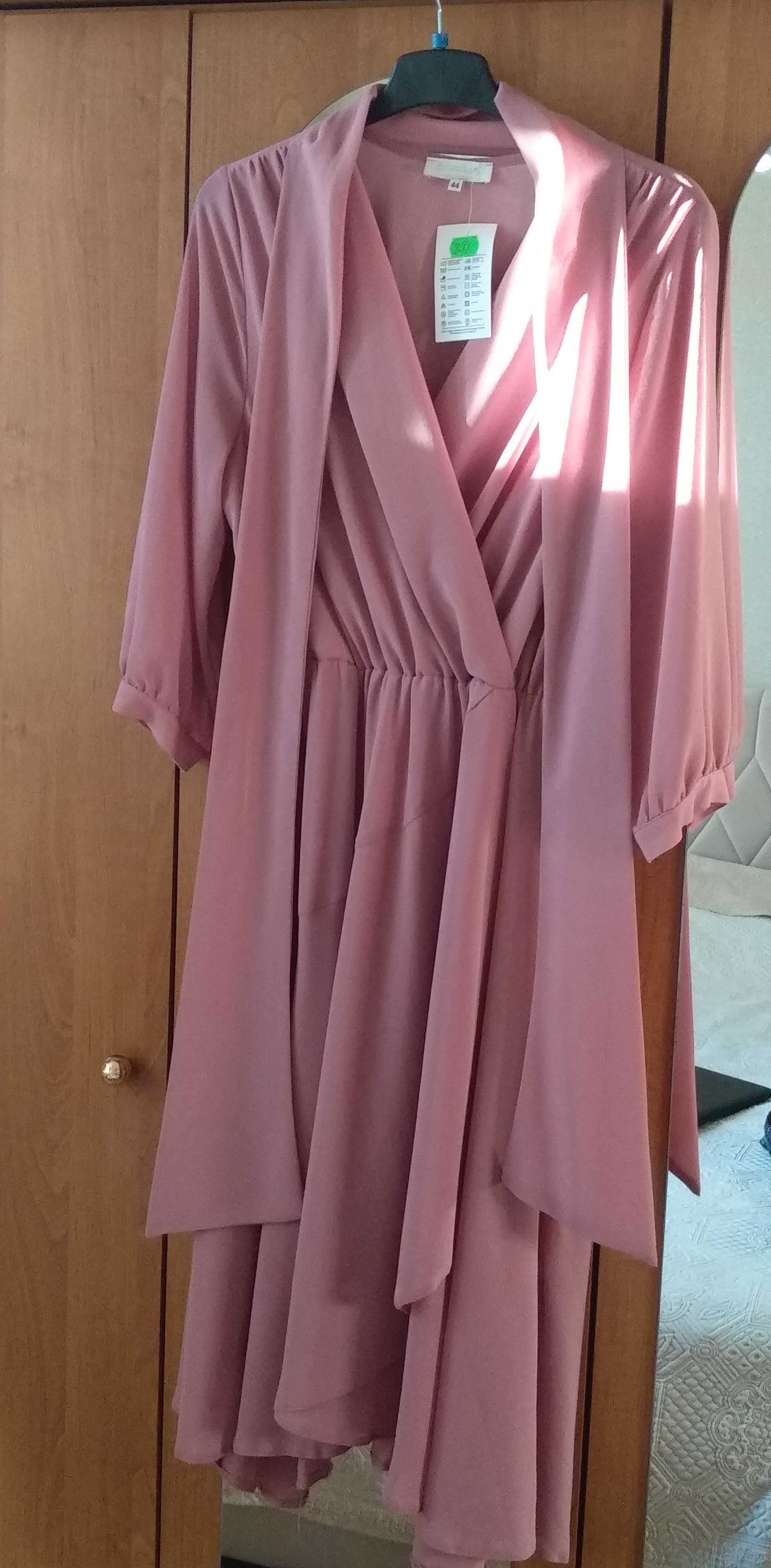 Zwiewna asymetryczna sukienka szyfonowa midi wrzos