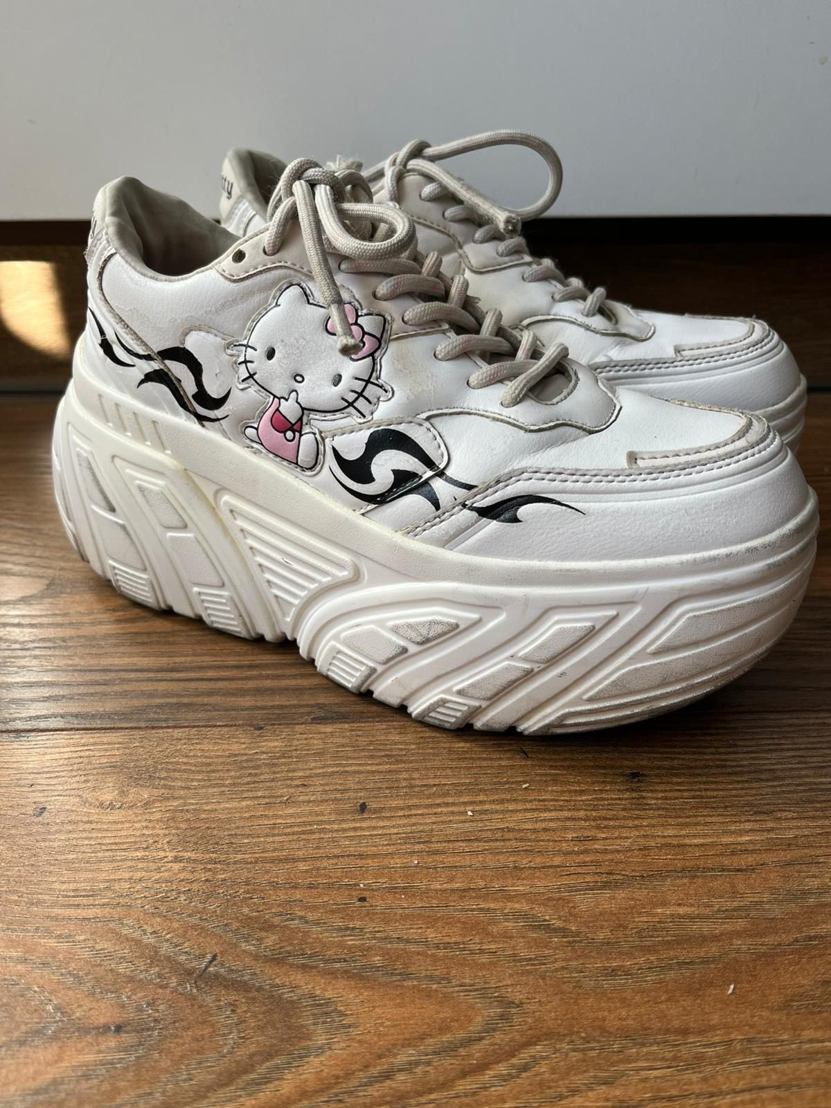 Buty Hello Kitty Bershka