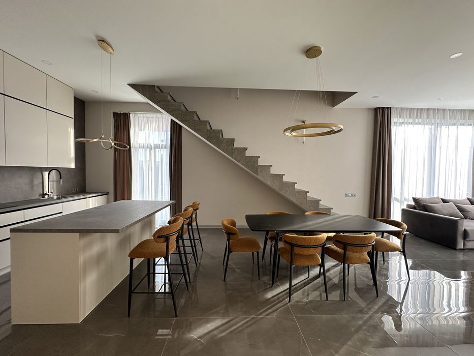 Будинок в закритому котеджному містечку з шикарним новим ремонтом