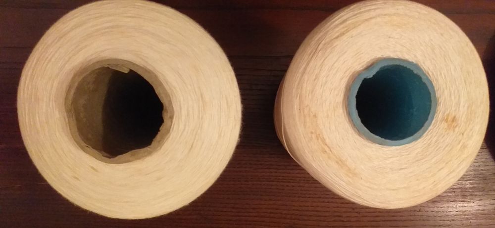 Bobine de linha de costura branca