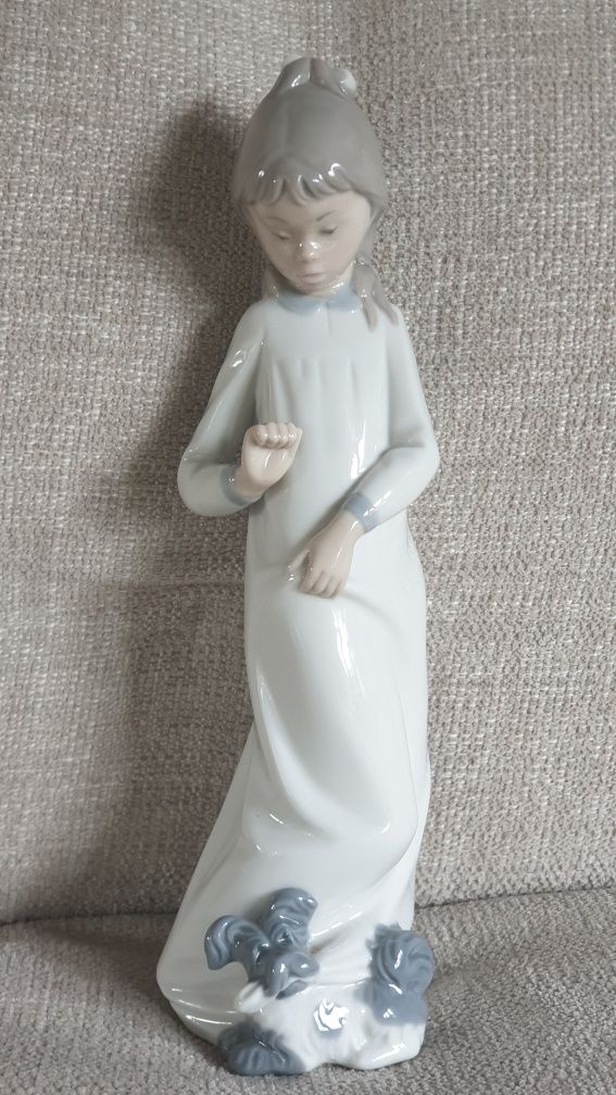 Nao Lladro Dziewczynka w koszuli z pieskiem 26cm