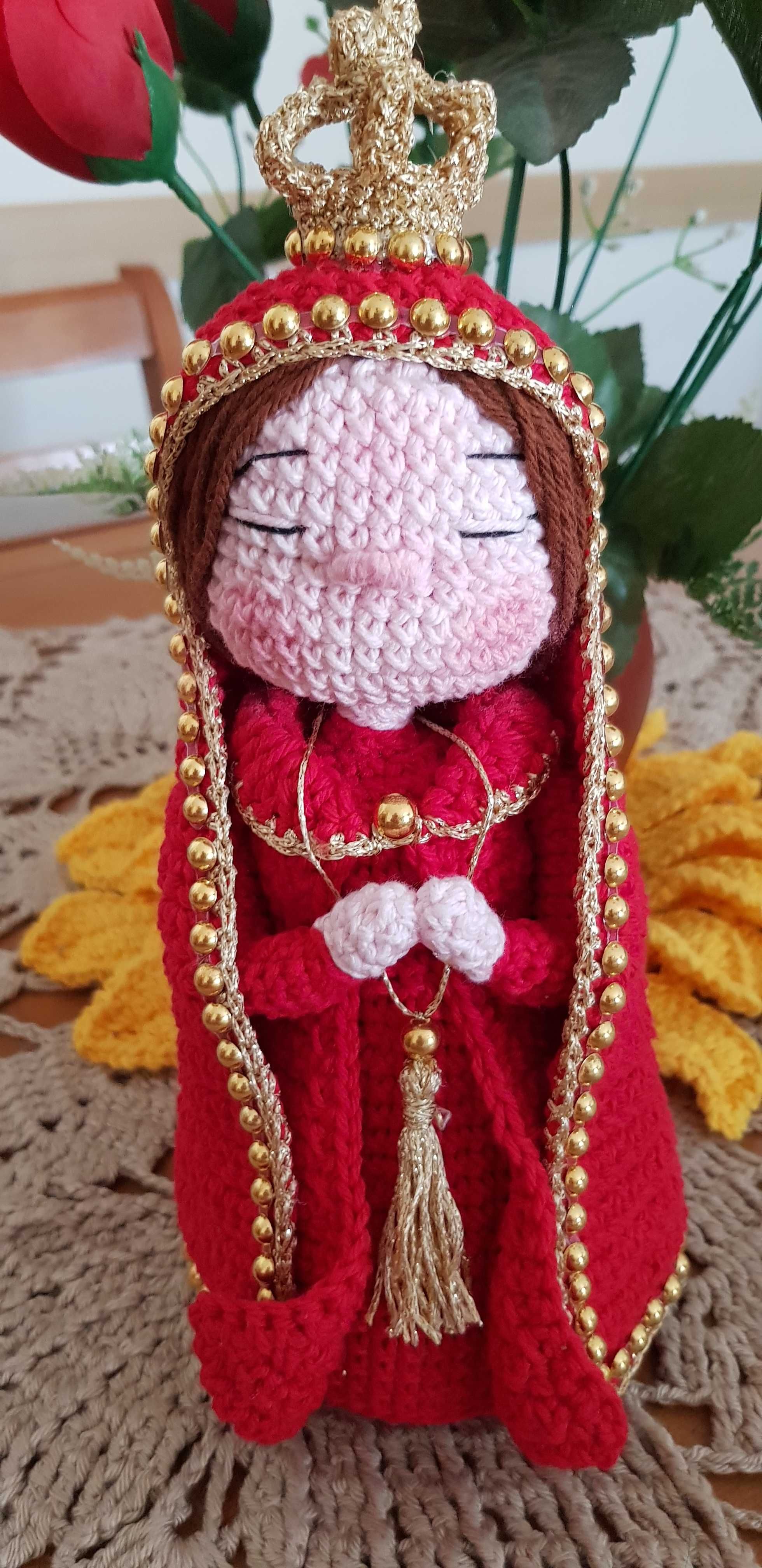 Santinha Amigurumi veste Vermelha