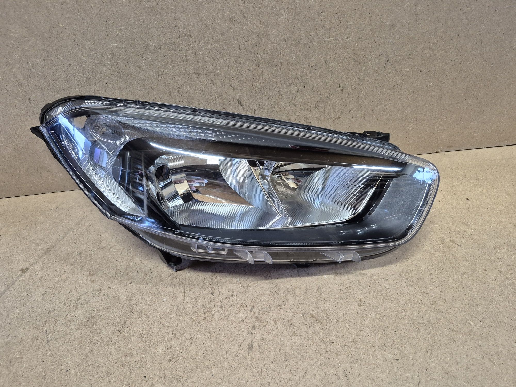 Lampa reflektor ford Transit courier lift prawy europa czarny