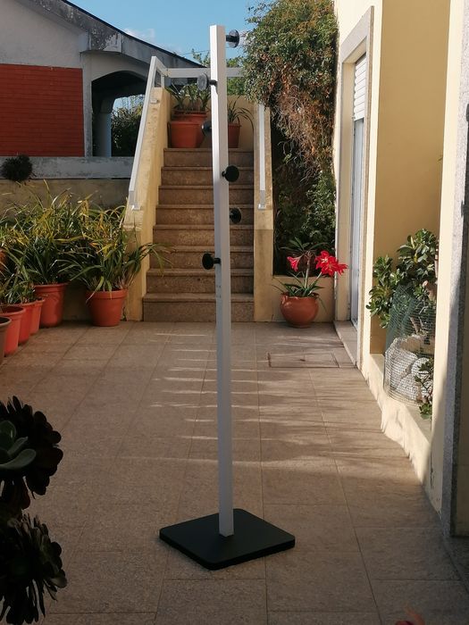 Vendo BENGALEIRO DE PÉ como novo. Possibilidade de entrega