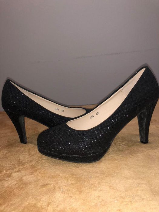 Sapato preto de senhora