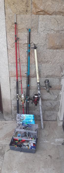3 Canas de pesca usadas encluindo os acessórios.