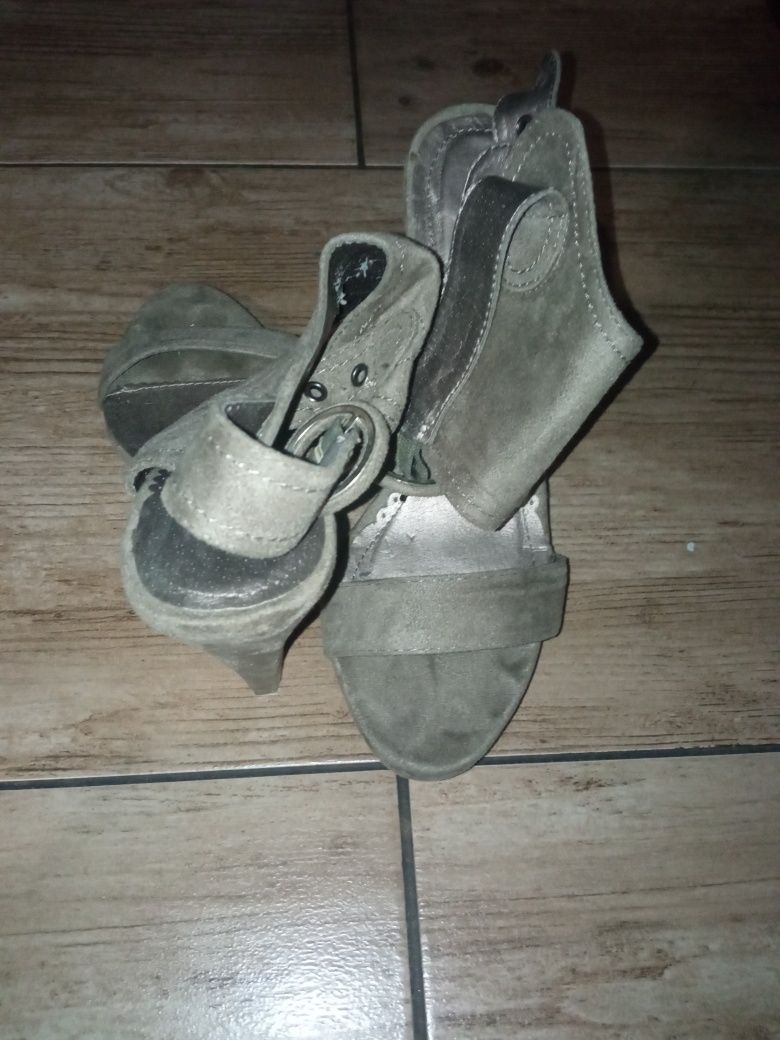 Buty odkryte na obcasie