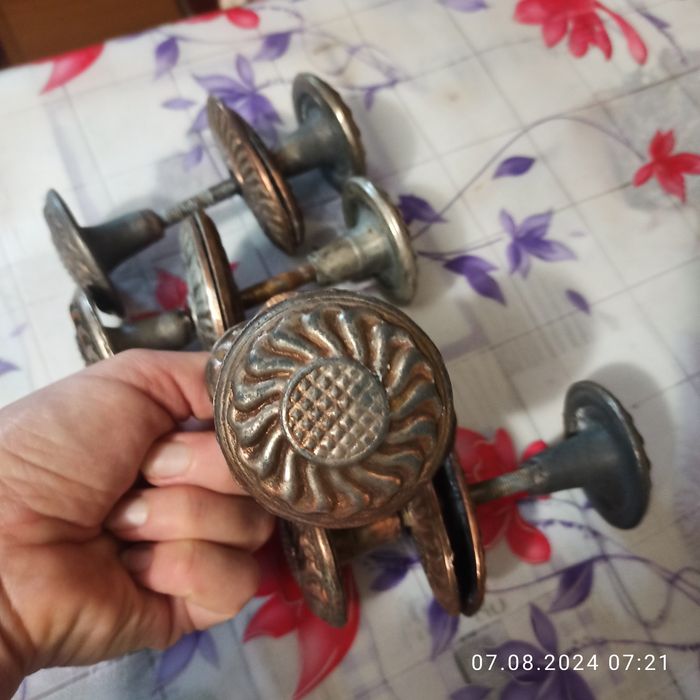 Дверные ручки возможно из советских времён