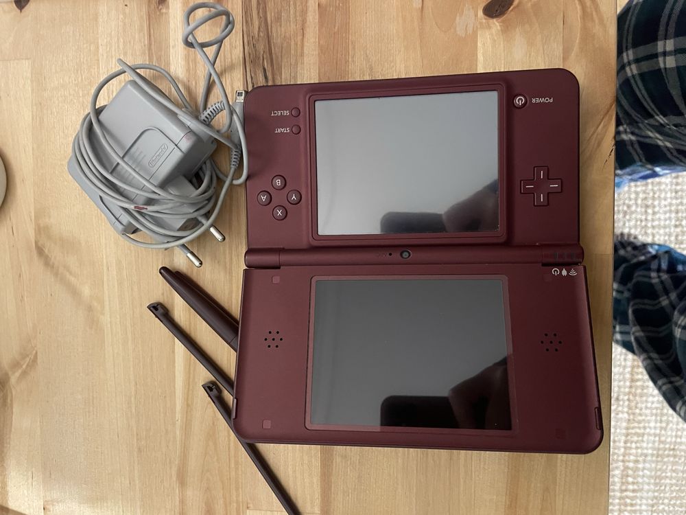 Nintendo DSI XL bordô