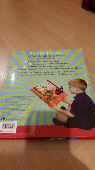 Livro "Harry e a caça ao Dinossauro" Civilização Editora com pop-ups