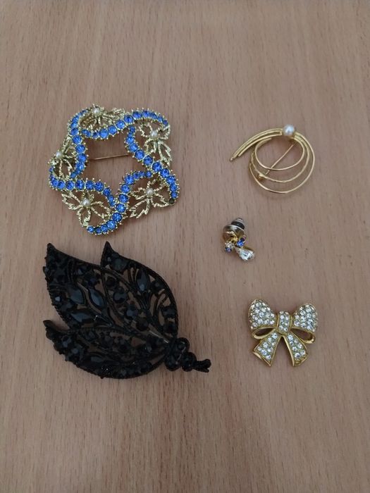 Набор брошек.Бижутерия.Очень стильные.