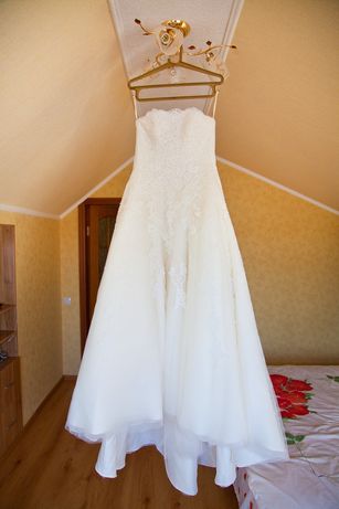 Весільна сукня (ніжна, зі шлейфом)