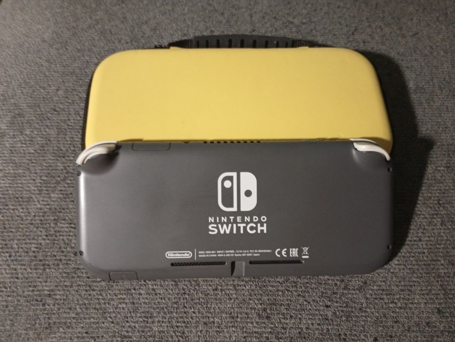 Szare Nintendo Switch Lite+ etui