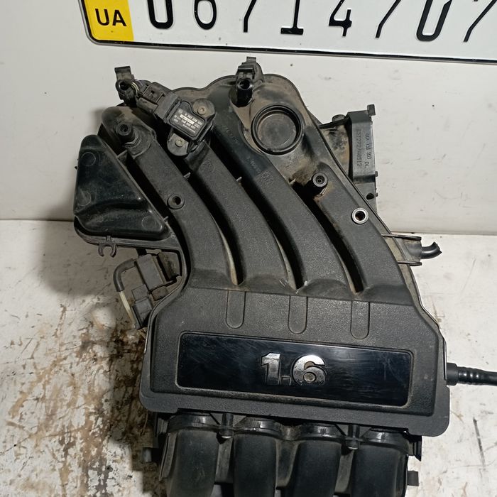 Колектор впускний 1.6 MPI Skoda Octavia A5 Golf 5 06A133203 VAG