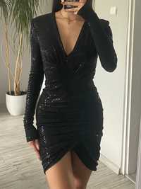 Czarna sukienka z długim rękawem, dekoltem, błyszcząca