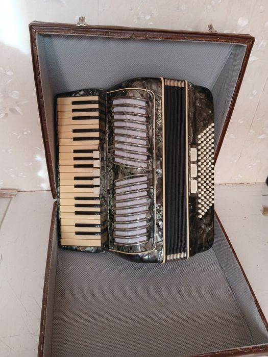 Німецький Акордеон/Аккордеон/ на 96 басів Amoretto