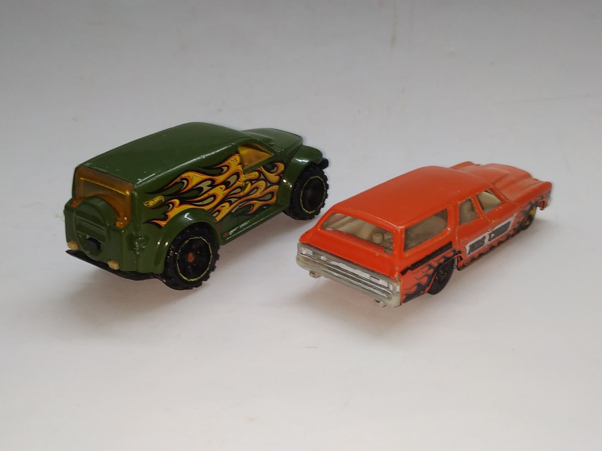 Машинки из серии hot wheels.