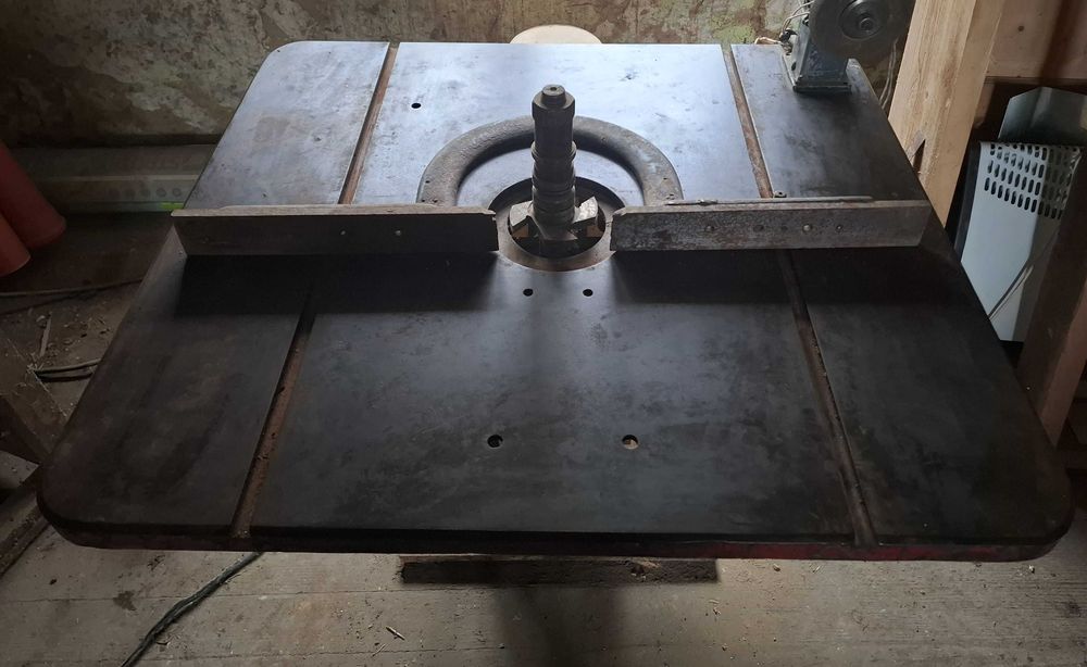 Фрезерний станок по дереву