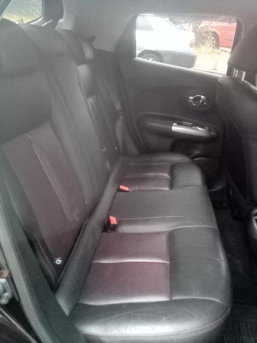 Водій зі своїм авто Ніссан Жук