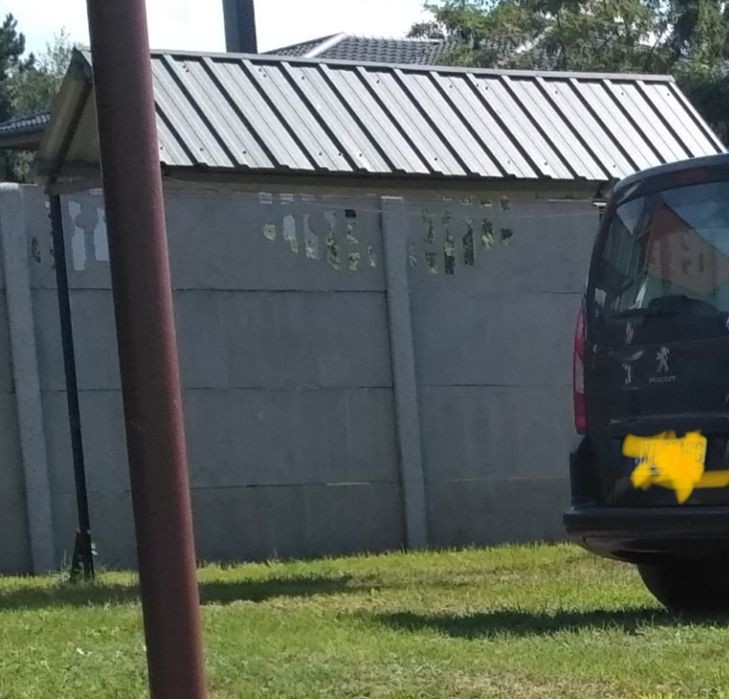 Daszek ogrodowy, mała wiata, suszarka do prania.
