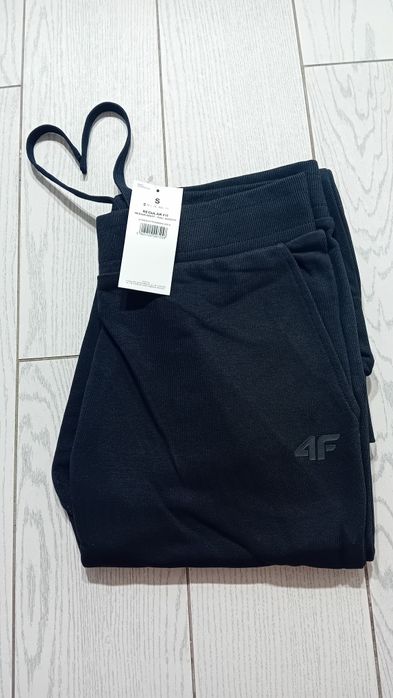 Nowe! Oryginalne 4F joggery męskie czarne rozmiar S (258)