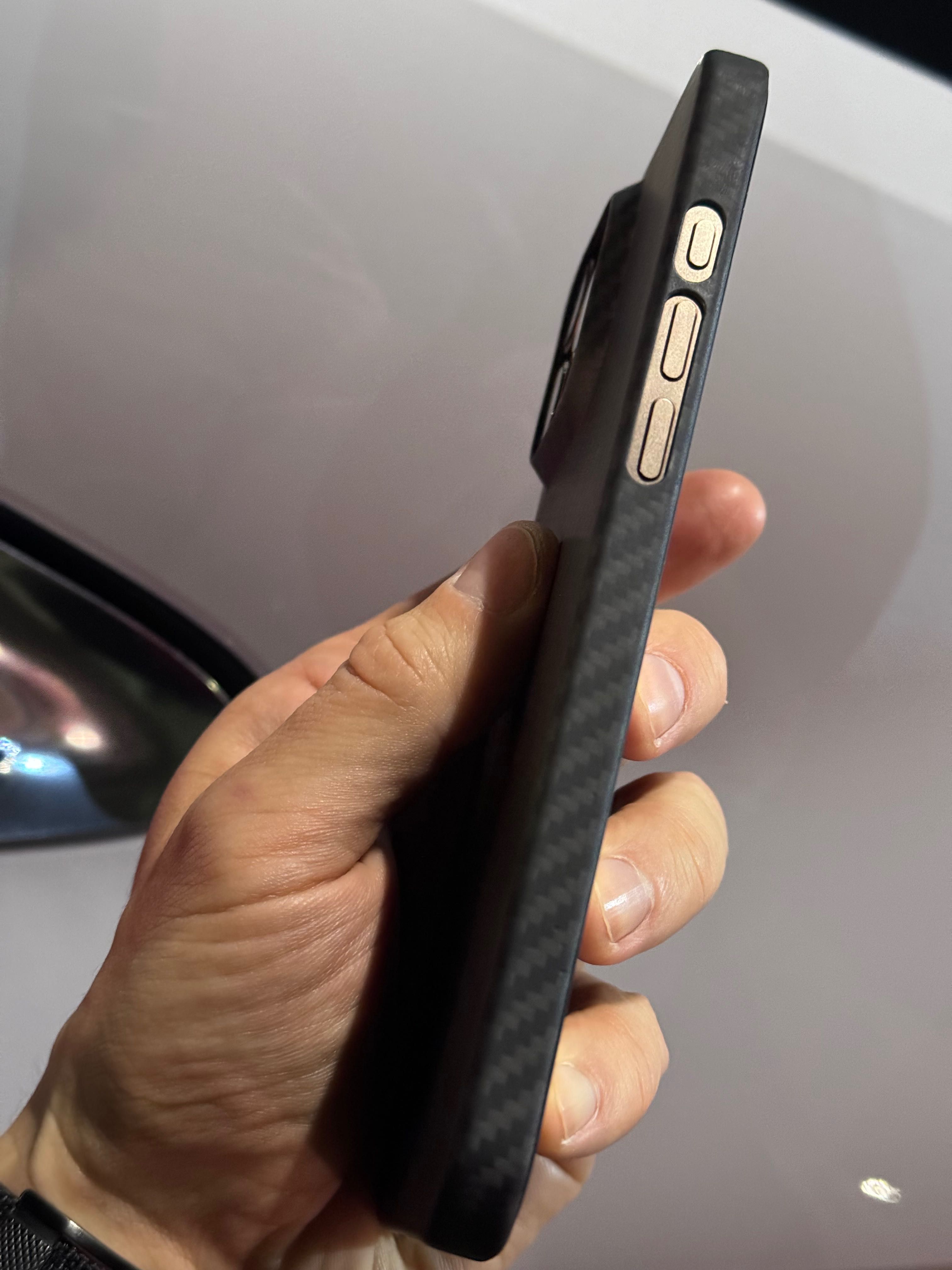 Ультратонкий карбоновый чехол iPhone 16 Pro Max