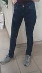 granatowe jeansy