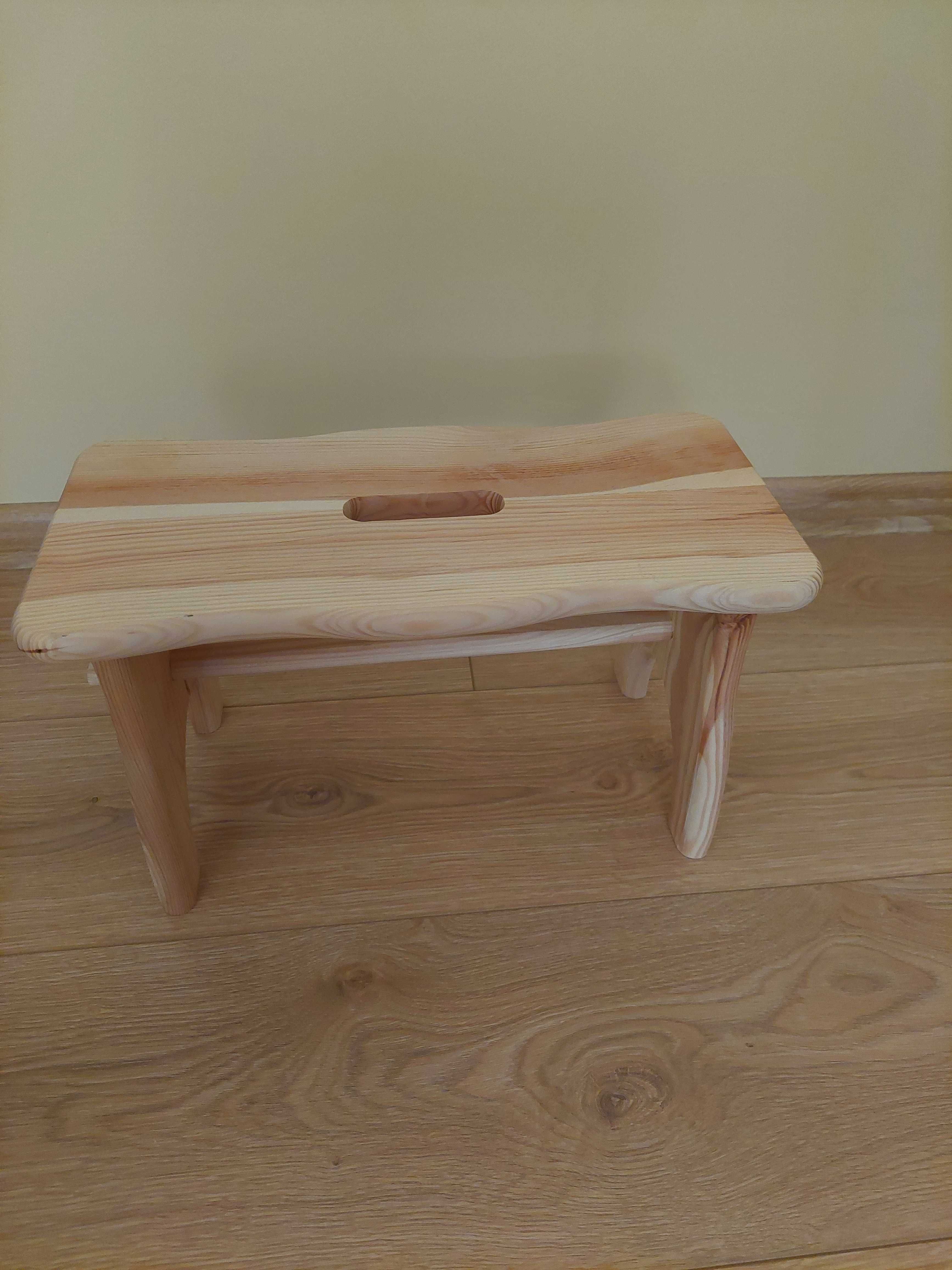 Stołeczek- krzesło, drewno, wysokość 21 cm,  38×18 cm