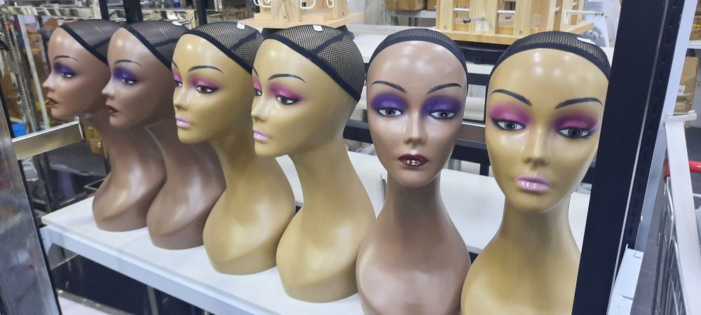Cabeças de manequim e diversos acessórios (NOVOS)