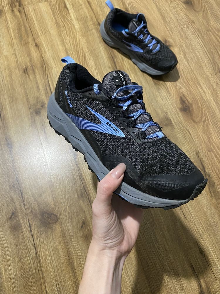 Кросівки жіночі brooks