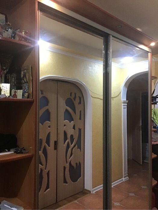 Мебель для прихожай  шкаф купэ с зеркалами  и с консолями  и с подсвет