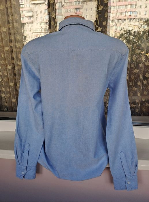 Сірі джинси та блакитна сорочка сорочка з довгим рукавом 158  см