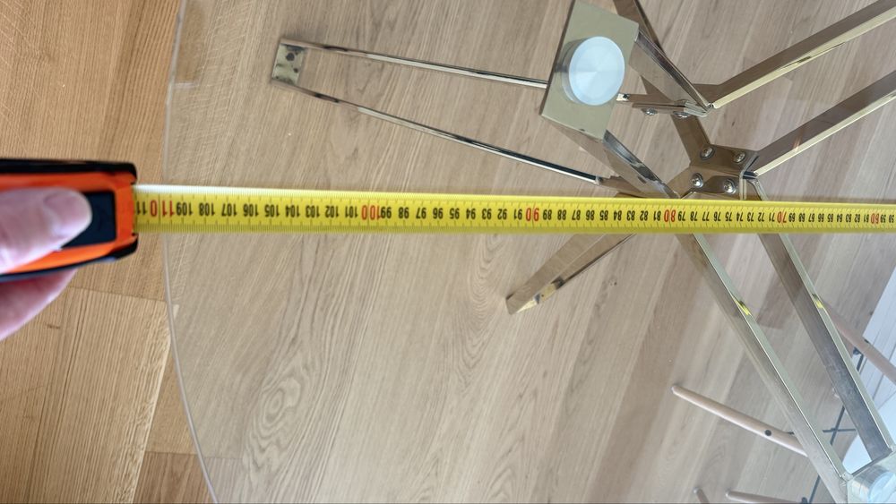 Mesa redonda em vidro 1.10cm, com estrutura metalica dourada.