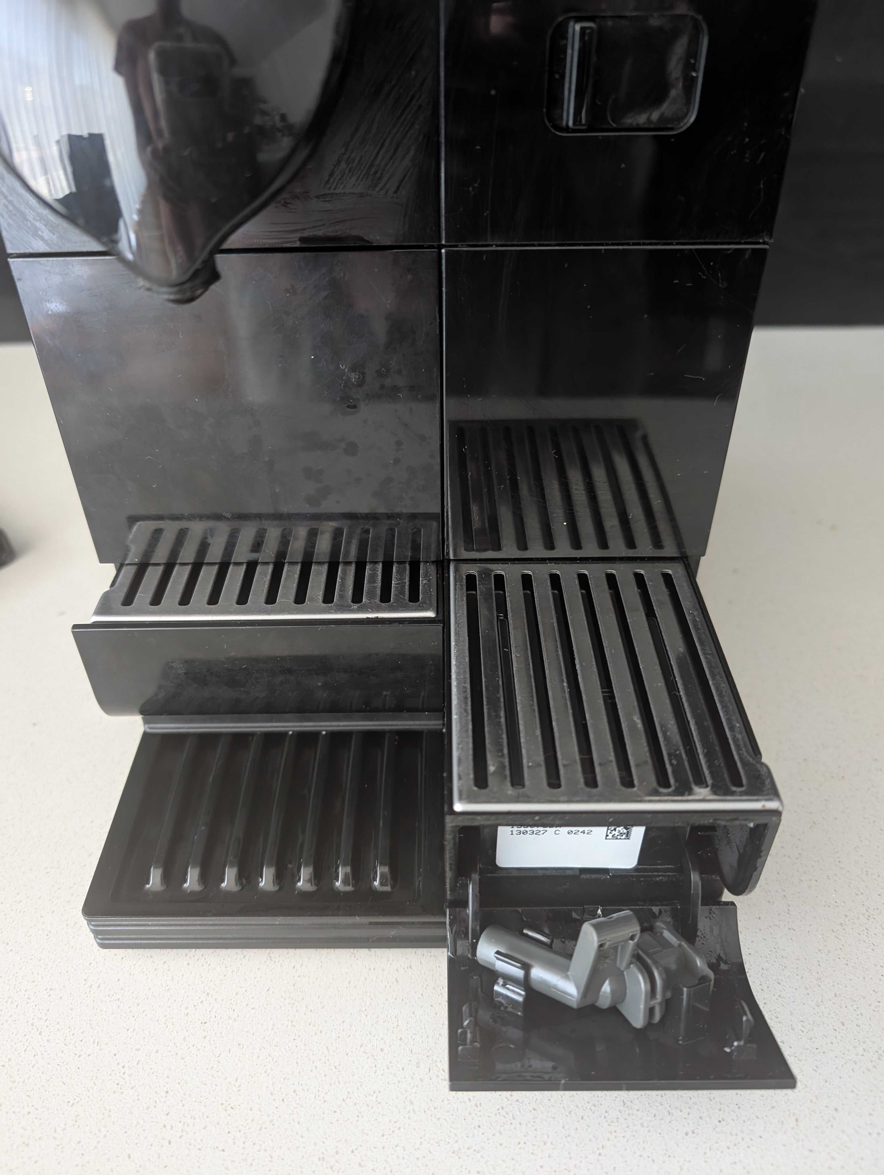 Máquina de Café NESPRESSO Delonghi Latissima