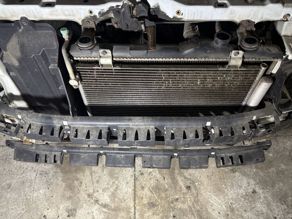 Pas przedni chłodnica Suzuki Swift Sport 1.6 IV MK6