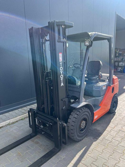 Wózek  widłowy TOYOTA 8FDF25, 216 r,  b. niski przebieg, stan b. dobry