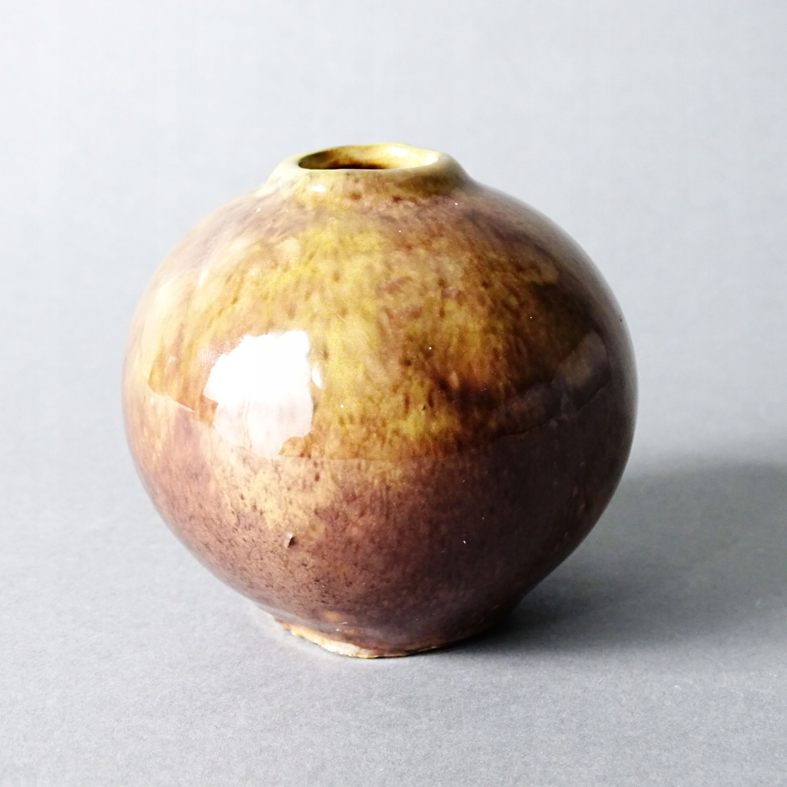 stary surowy wazonik ceramiczny
