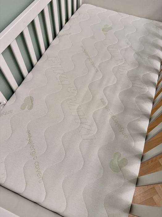 Zestaw mebli NOAH komoda + łóżeczko KLUPŚ z materacem FIKI MIKI