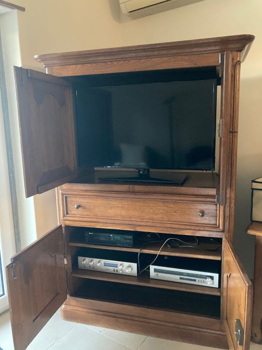 Móvel em castanho maciço para home cinema