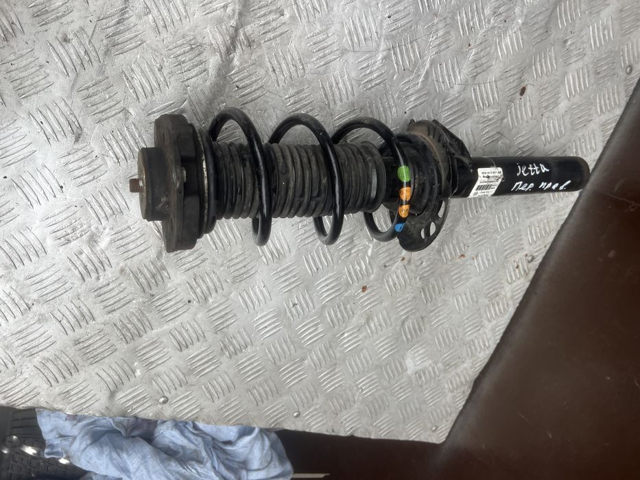 5C0413031AP стойка амортизатора в сборе передняя правая jetta 6