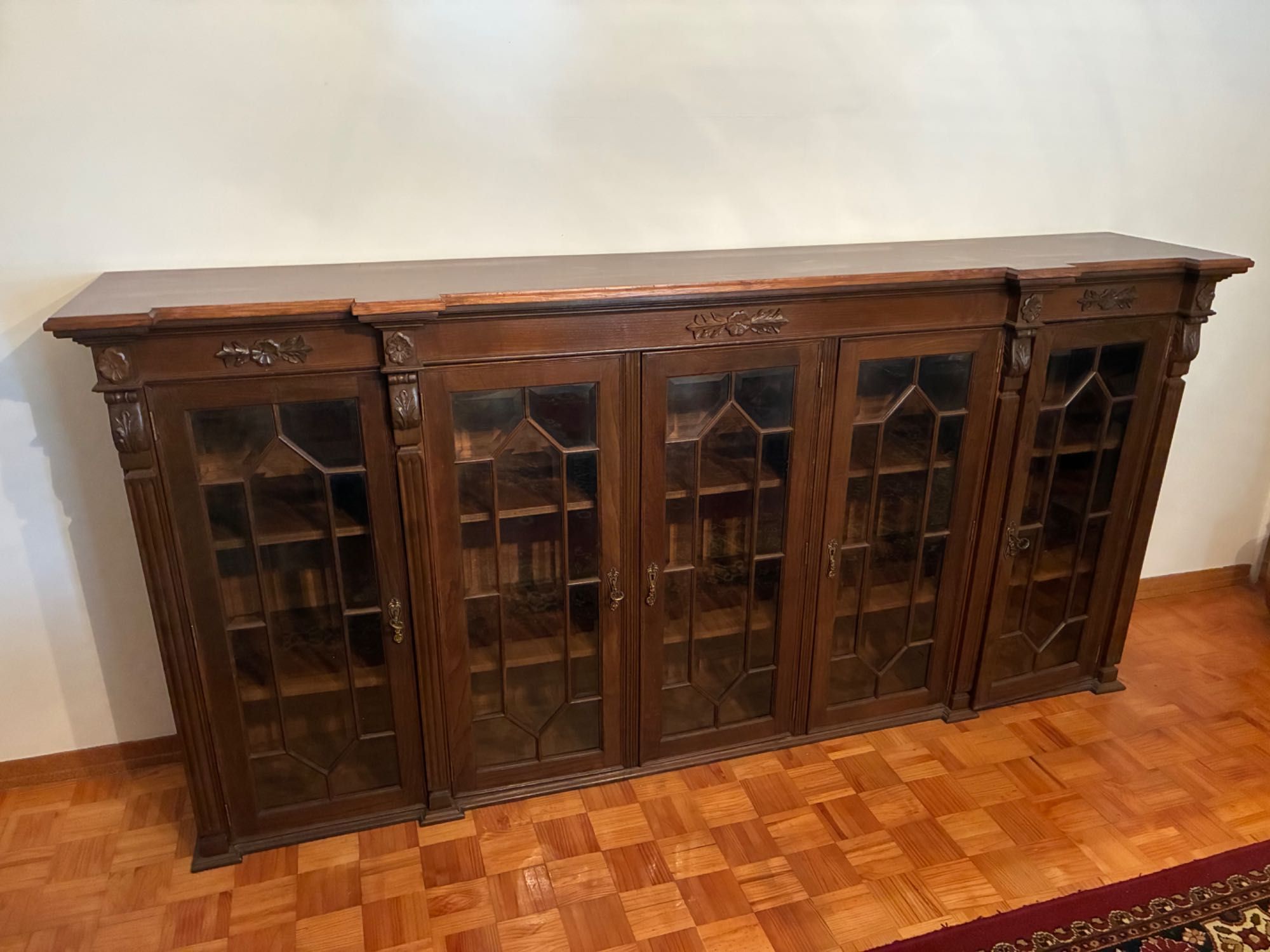 Mobilia para sala de jantar (mesa + cadeiras + aparadores)
