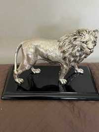 Estátua de Leão banhada a prata
