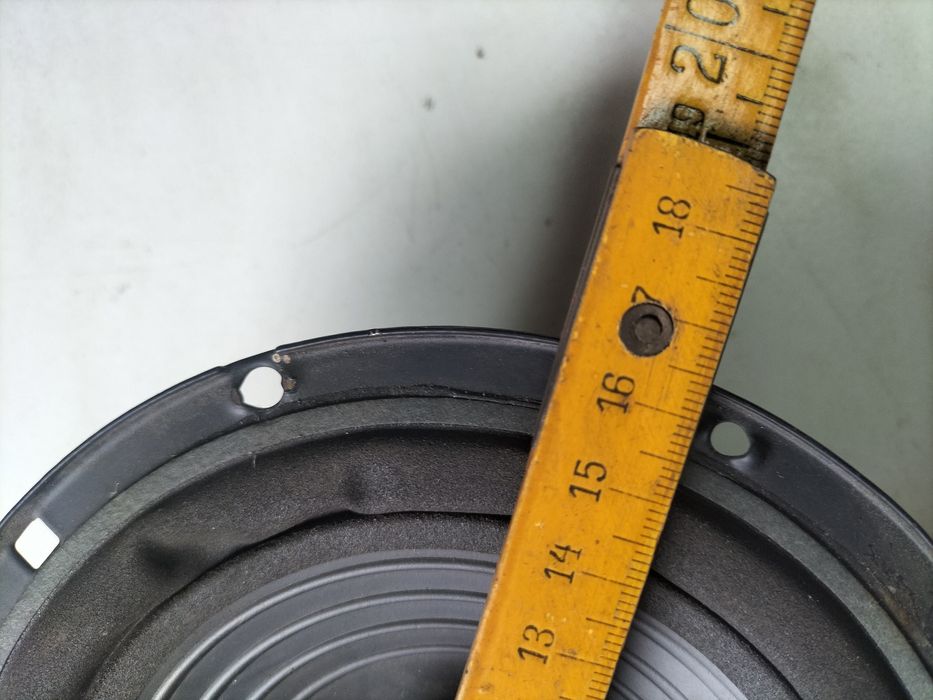 Używany głośnik samochodowy